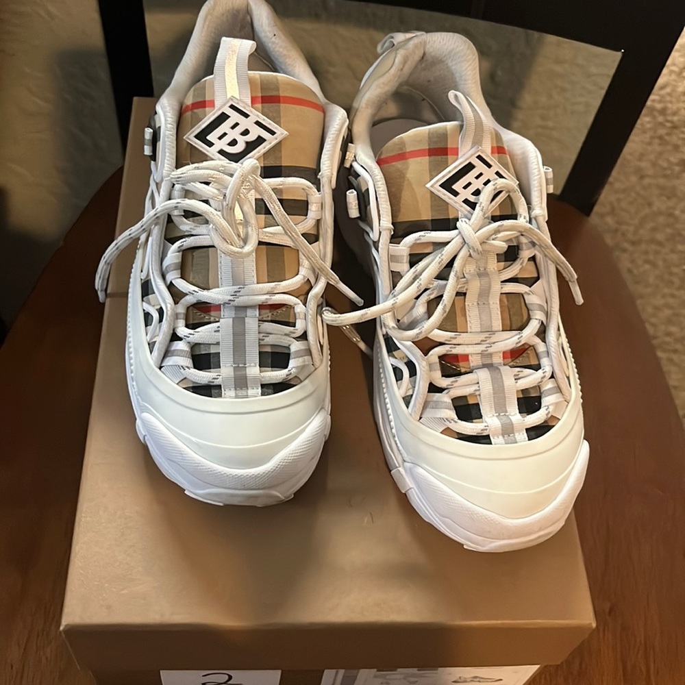 Boy Burberry Sneakers pre loved size 35eur